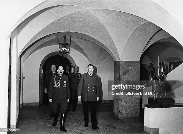 Adolf Hitler und Zar Boris III. Von Bulgarien in der Vorhalle des Berghofes auf demObersalzberg bei Berchtesgaden; im Gefolgevon links:...