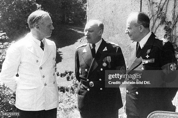 Reichsaussenminister Joachim v. Ribbentrop im Gespräch mit demrumänischen Ministerpräsidenten IonGigurtu und Aussenminister MihaiManoilescu auf...