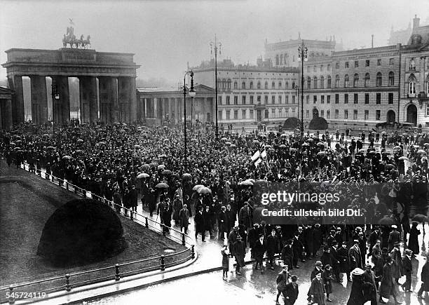 Germany, Weimar Republic; Berlin: The Kapp Putsch; march-in of the marine brigade Ehrhardt through the Brandenburg Gate with a marine band and the...