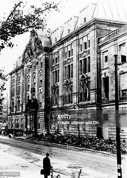 Die Ruine der Gestapo-Zentrale an derNiederkirchnerstrasse , 1901 - 1905errichtet nach Entwürfen des Ministeriumsfür Öffentliche Arbeiten...