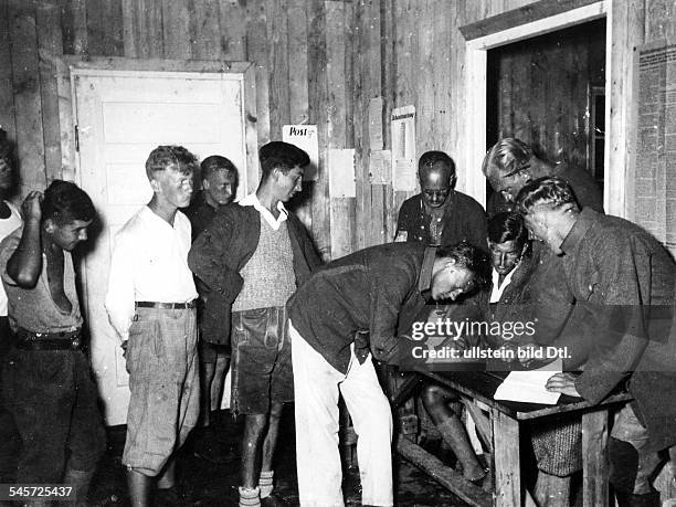 Freiwilliges Arbeitsdienstlager zum Baueiner Strasse zwischen Mittenwald undPartenkirchen: Die Auszahlung des Lohnswird durch die Unterschrift...