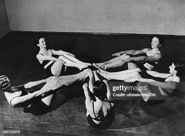 Gymnastikuebung: Training der Bauchmuskeln- erschienen April 1935Aufnahme: Peter Weller