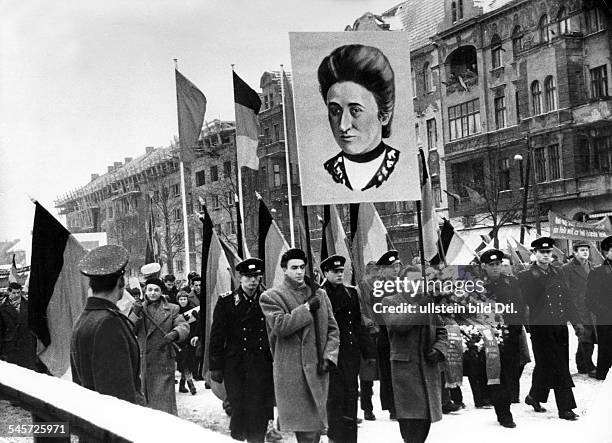 Kundgebung anlässlich des 40. Jahrestages der Ermordung von Karl Liebknecht und Rosa Luxemburg: Marsch zu den Gedenkstätten derSozialisten in Berlin...