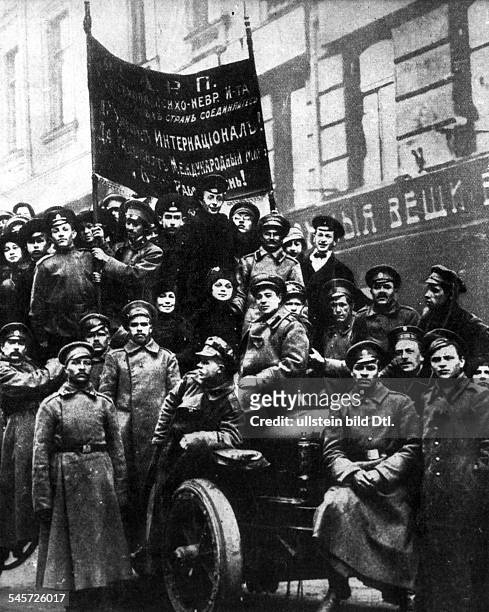Zeit der Doppelherrschft: Demonstranten unter der Fahne der Bolschewisten auf einem Lastwagen in Petrograd;auf dem Transparent die Parolen:Es lebe...
