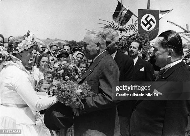 Reichsaussenminister Konstantin Frhr. V.Neurath bei einem Besuch inBelgrad im Gespräch mit Angehörigen derdeutschen Kolonie; rechts: derjugoslawische...