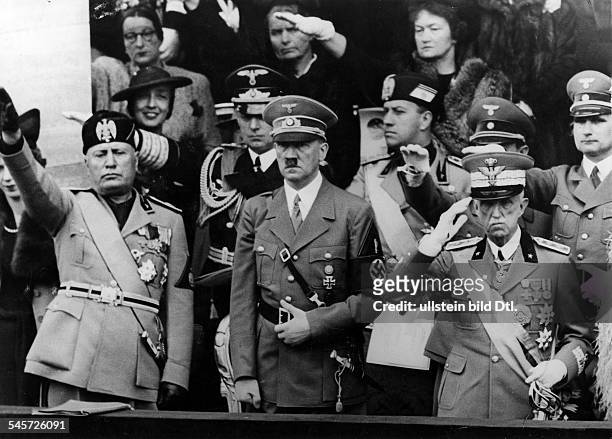 Die Ehrentribüne am Fusse des Monte Celio;von links: Prinzessin Mafalda von Hessen, BenitoMussolini, Adolf Hitler, der König;dahinter von links:...