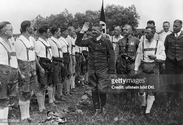 Röhm schreitet die Front einer SA- Einheit in Süddeutschland während derUniformverbotszeit ab. Hinter Röhm:Viktor Lutzeca. 1930