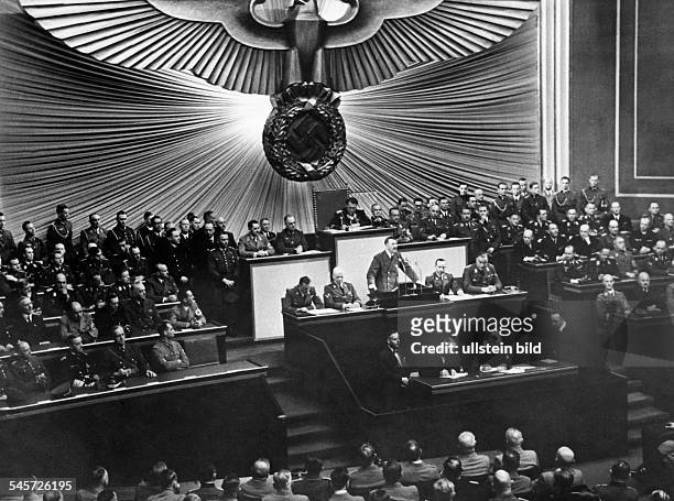 Rede Adolf Hitlers und Ehrung derWehrmachtsführung vor dem Reichstag in derKroll-Oper in Berlin zum Abschluss desFrankreich-Feldzuges; neben Hitler...