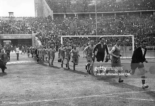 Endspiel um die deutsche Meisterschaft vor 95.000 Zuschauern im Olympiastadion von Berlin: FC Schalke 04 - Dresdner SC 1:0Die beiden Mannschaften...