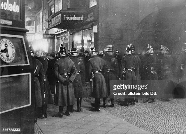 Germany Free State Prussia Berlin The movies in the 1930ies 6. Dec. 1930: Riot police stand by near the 'Mozartsaal' on Nollendorfplatz to protect a...