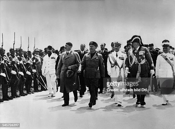 Adolf Hitler und Benito Mussolini beimAbschreiten der Front einer Ehrenformationdes italienischen Heeres; im Gefolge:Attilio Teruzzi, Stabschef der...