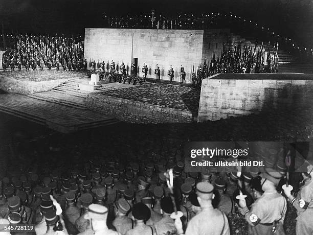 Führer-Appell in derDietrich-Eckart-Bühne auf dem Gelände des Reichssportfeldes inBerlin: SA-Stabschef Viktor Lutze sprichtzum Reichswettkampf der SA