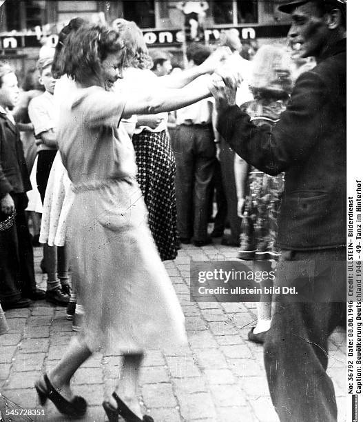 Erntefest auf einem Hinterhof im Wedding- 1946