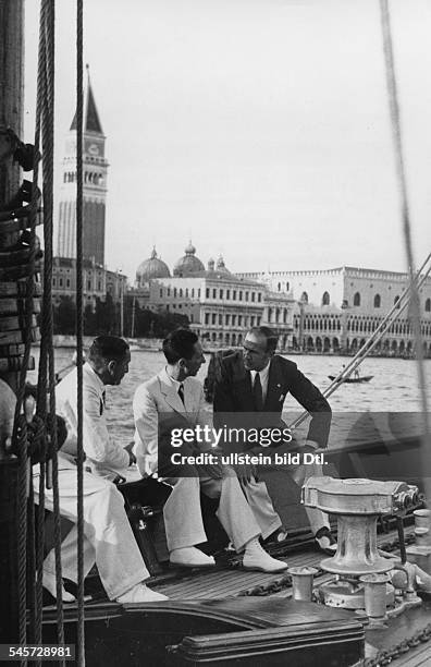 Joseph Goebbels während eines Besuchesder IV. Internationalen Filmkunstschau in Venedig auf der Jacht'Misurata' bei der Fahrt über den Canaledi San...