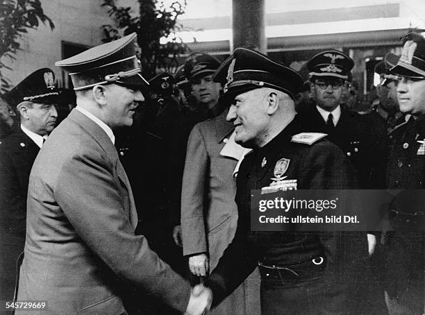 Adolf Hitler und Benito Mussolini bei derBegrüssung auf der Bahnstation; imHintergrund von rechts: der italienischeAussenminister Galeazzo Graf...