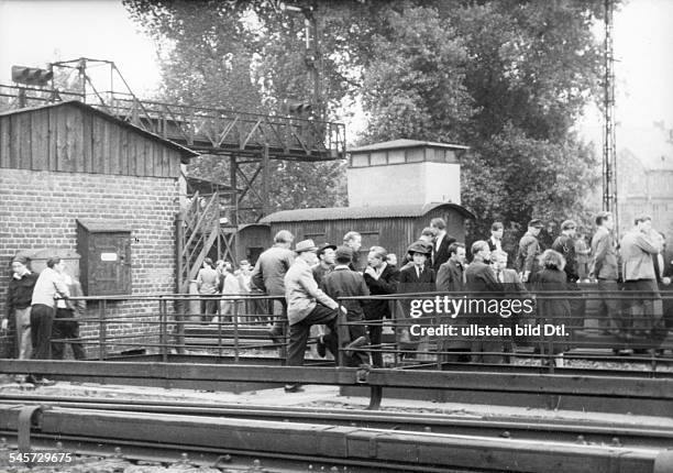 Streik der Reichsbahn-Eisenbahner inBerlin unter Führung der'Unabhängigen Gewerkschaftsopposition' für die Auszahlung des Lohnsmit der in Berlin neu...