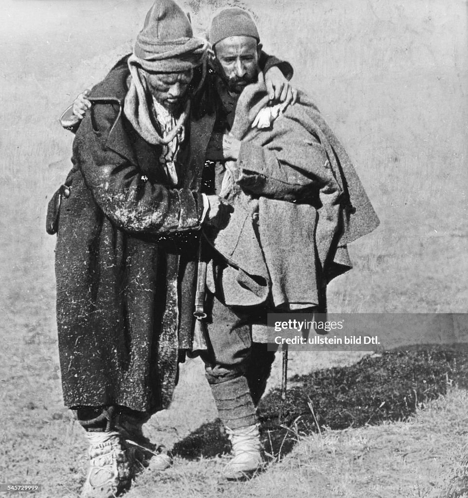 Kame Raiden Türkischer Soldat stützt seinen Kameraden- Oktober 1912 News Photo ...