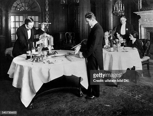 Hotel Adlon A couple being served by waiters in the restaurant of the Hotel Adlon, Berlin - undated, probably 1910 - Vintage property of ullstein bild