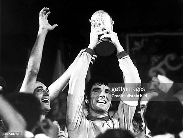 World Cup in Spain Final in Madrid: Italy 3 - 1 Germany - Italy captain Dino Zoff, the goalie, raising the World Cup trophy after the award ceremony -