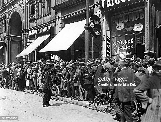 Geldmangel in Deutschland: Schlange vordem Postscheckamt in Berlin, wo dieKontoinhaber das für sie eingehende Geldsofort abheben- Mitte 1924
