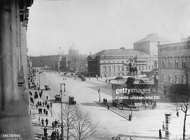 Blick von der Strasse `Unter den Linden'auf das Denkmal Friedrichs des Grossen,den Platz am Opernhaus und die Oper;im Hintergrund das...