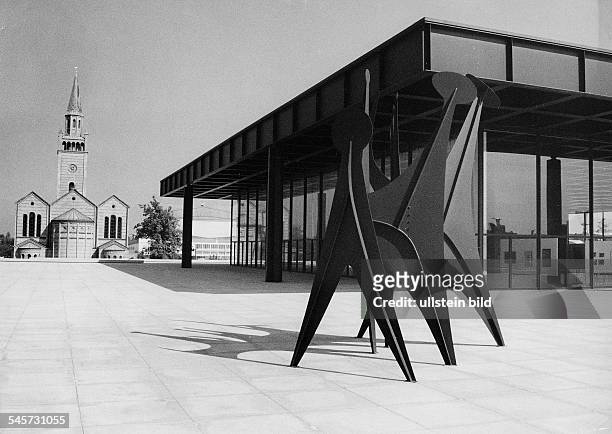 Ansicht mit St.Matthäi-Kircheund einer Plastik von Alexander Calder- 1968
