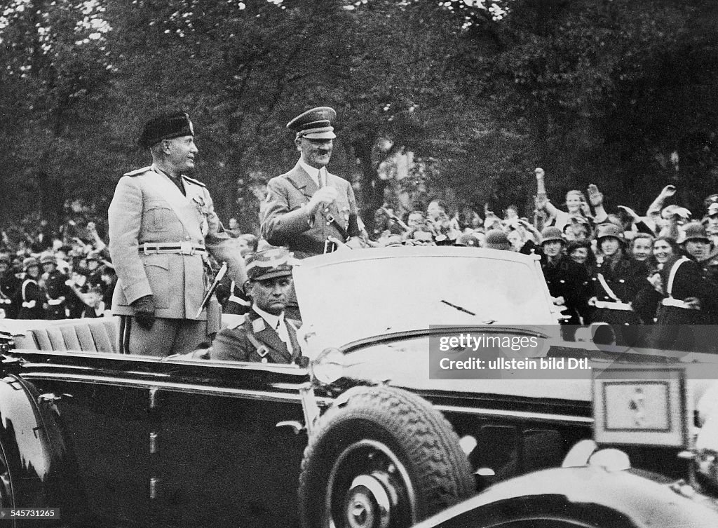 Mussolini / Berlin 1937 - Hitler und Mussolini stehend im Fond eines PKW auf d. Weg zum Reichspräsidenten-Palais