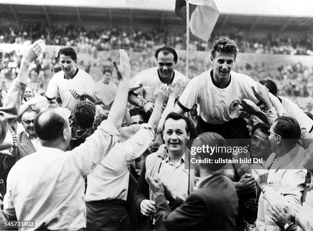 World Cup in Switzerland Quarter-final before 15.000 spectators in Geneva: Germany 2 - 0 Yugoslavia - German fans carry Helmut Rahn, Werner...