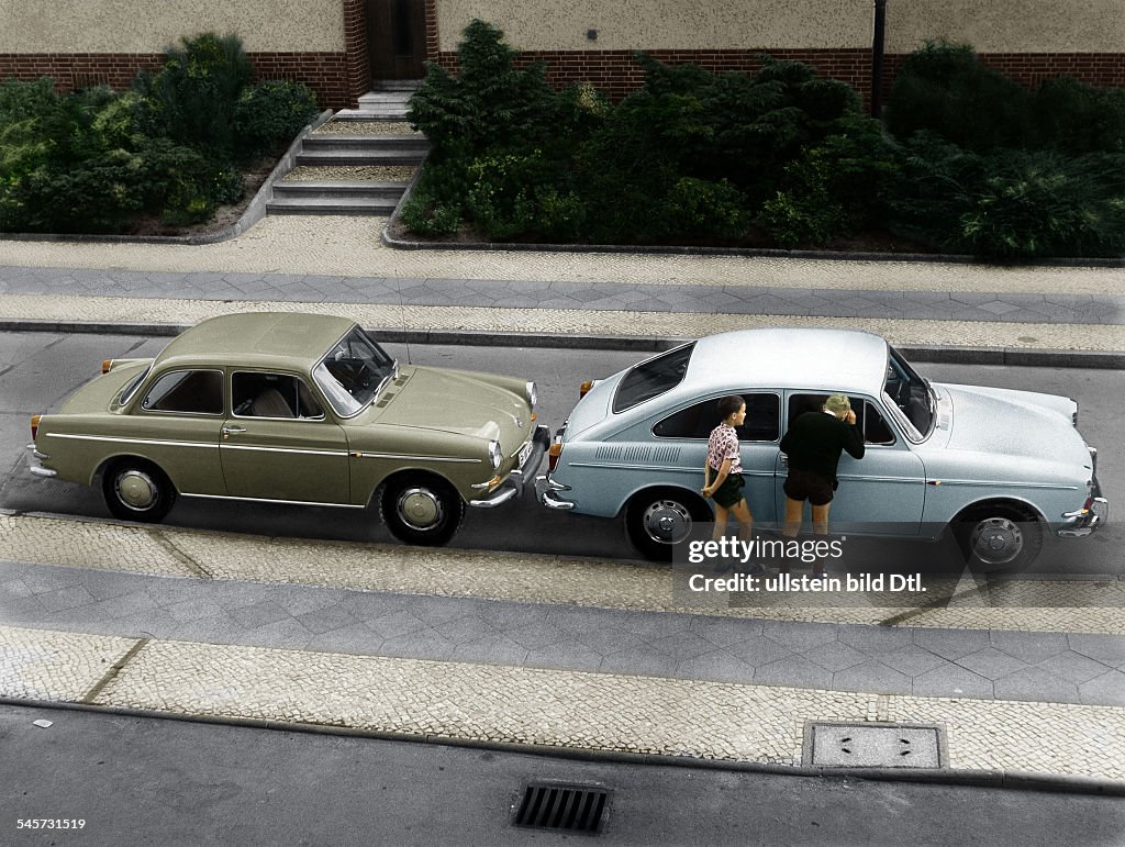 Germany two boys looking at a VW 1500 S, left ahnded a VW 1600 TL