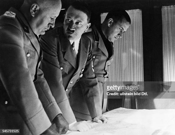 Erste Besprechungen zwischen AdolfHitler und Staatschef Benito Mussoliniim Sonderzug der italienischen Gästeauf der Fahrt von Kufstein nach...