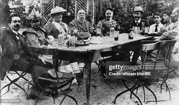 The German delegates of the International Workers' Conference in Zurich, from left Friedrich Simon, Frieda Simon, geb. Bebel , Clara Zetkin,...