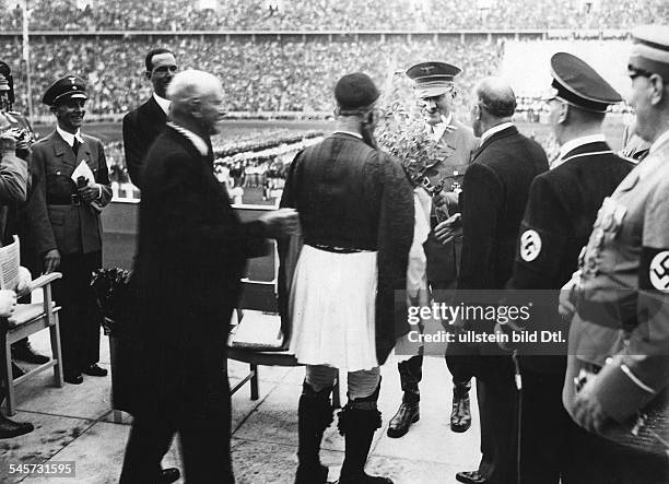 Olympische Spiele 1936 in Berlin - Eroeffnungsfeier, Empfang auf der Ehrentribuene fuer den Griechen Spiridon Louis, Sieger imMarathonlauf der...