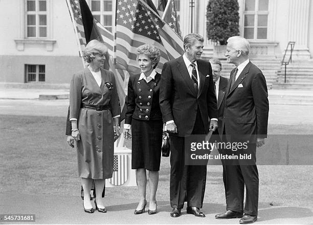 Empfang für Reagan durch denBundespräsidenten vor dem SchlossBellevue: v.l. Marianne von Weizsäcker,Nancy und Ronald Reagan und Richard vonWeizsäcker