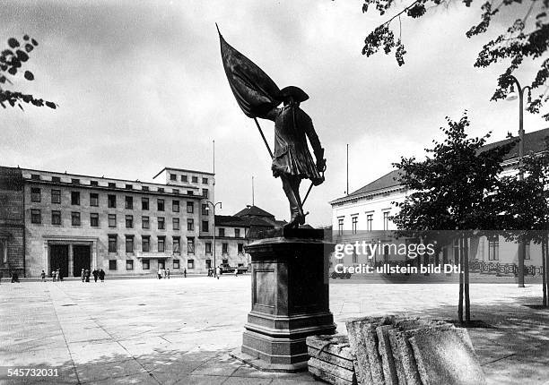 Blick nach Westen über den 1936 fürAufmärsche umgestalteten Platz mit demversetzten Denkmal für den preussischenFeldmarschall Kurt Christoph Graf...