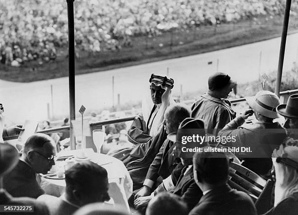 Besuch von Faisal, Vizekönig von Mekkaund späterer König von Saudi-Arabien,in Berlin: als Zuschauer bei einemAutorennen auf der Avus. Ganz links der...
