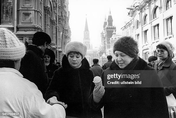 Moskauerinnen essen Eis im Winter- 1988