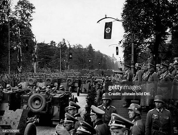 Poland Warszawa Warszawa: VIP stand during lighter gunspassing the Ujazdowski Avenue in front of Adolf Hitler; from right behind them: the...