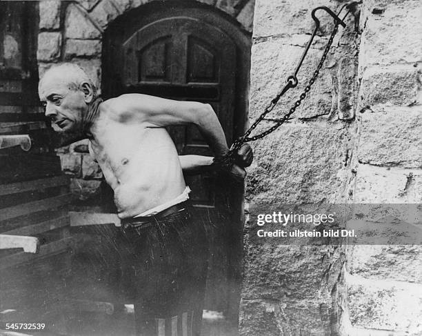 Germany, Third Reich - concentration camps 1939-45 A former inmate of Mauthausen concentration camp demonstrating a punitive measure by the guards...