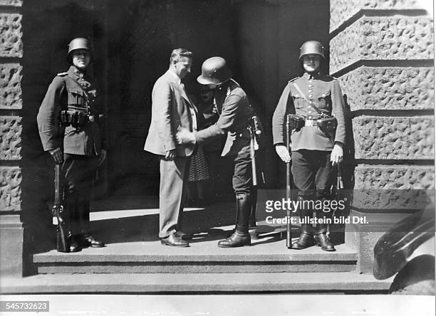 Prozess vor dem Sondergericht in Beuthen wegen Mordes an dem Arbeiter Pietzuch gegen 9 Nationalsozialisten. Scharfe Kontrolle am Eingang des...