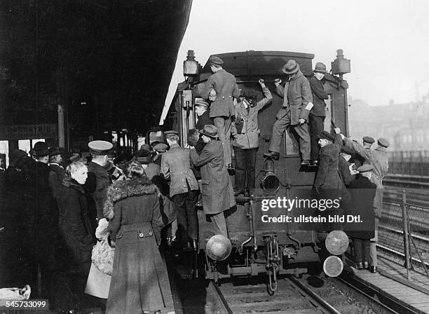 Während des Streiks der städtischenElektrizitätsarbeiter:Die wenigen verkehrenden Stadtbahnzügesind völlig überfülltNovember 1920