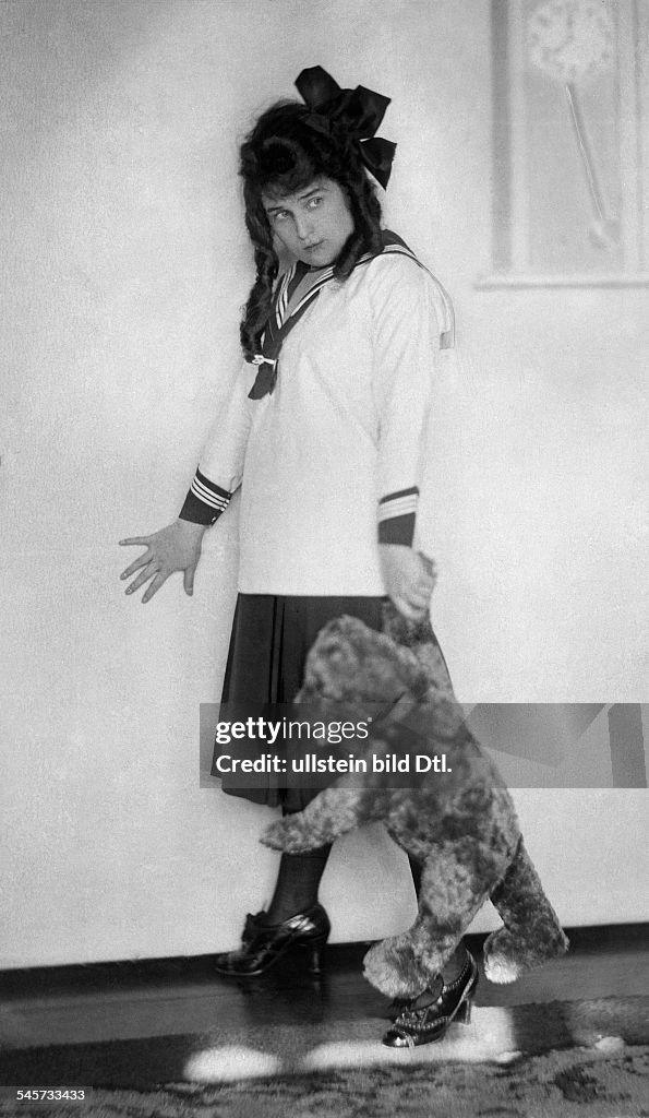 Weise, Lisa - Actrss, Singer, Chansonnier, Germany*21.11.1864-?+- Role picture with a teddy bear as 'The Crazy Countess' - 1917- Photographer: Lili Baruch- Published by: 'Die Dame' 14/1917Vintage property of ullstein bild