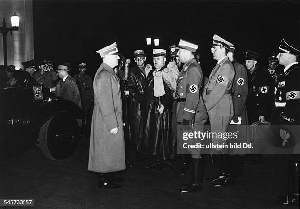 Der Berliner Oberbürgermeister Julius Lippert und Albert Speer begrüssen Adolf Hitler am Brandenburger Tor inBerlin vor der Einweihung der...