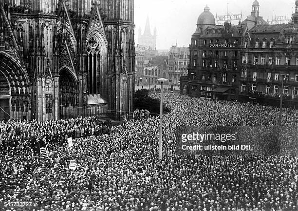 Massenkundgebung vor dem Kölner Dom anlässlich des 10. Jahrestages der Unterzeichnung des Versailles Vertrages- 1929