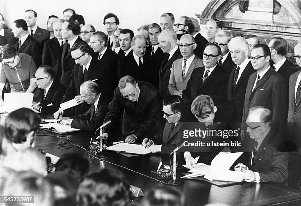 Four Power Agreement on Berlin Signing of the final protocol in the headquarters of the Allied Control Council, West Berlin, by the four foreign...