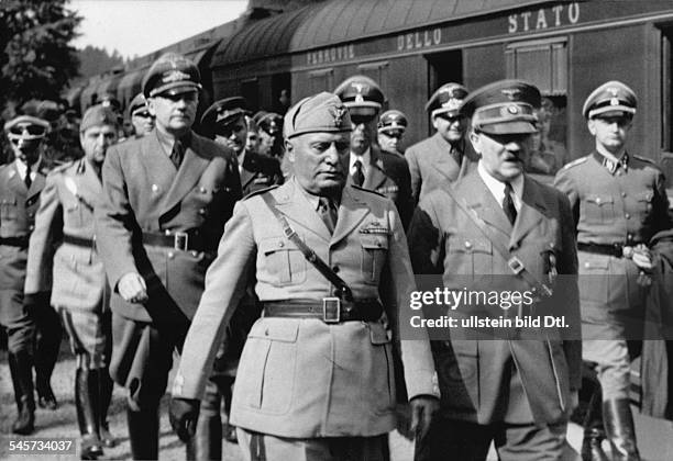 Nach der Ankunft auf der Bahnstation desFührerhauptquartieres 'Wolfsschanze' beiRastenburg in Ostpreussen: Adolf Hitlerund Benito Mussolini begeben...