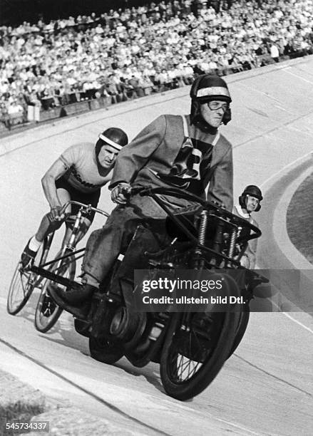 Kilian, Gustav *-+Bahnradsportler, Trainer, D- waehrend eines Radrennens hinter seinemSchrittmacher in der Halle- 1953