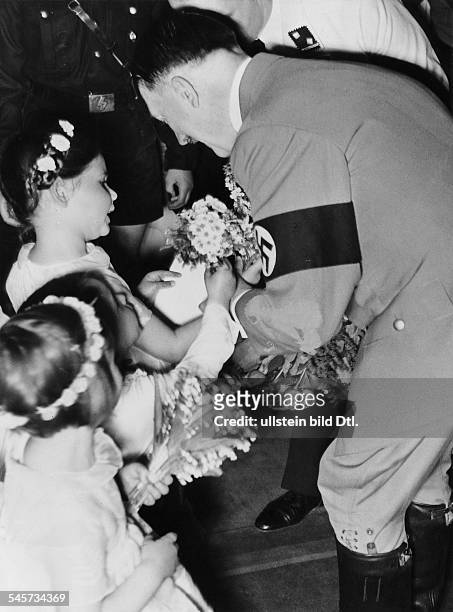 Die Kinder von Joseph Goebbels, Helga, Hellmuth, Hilde gratulieren Adolf Hitler