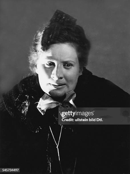 Schauspielerin, DRollenporträt als Mutter in 'Der Scheiterhaufen' von August Strindberg, Deutsches Theater Berlin- veröffentlicht in Dame...