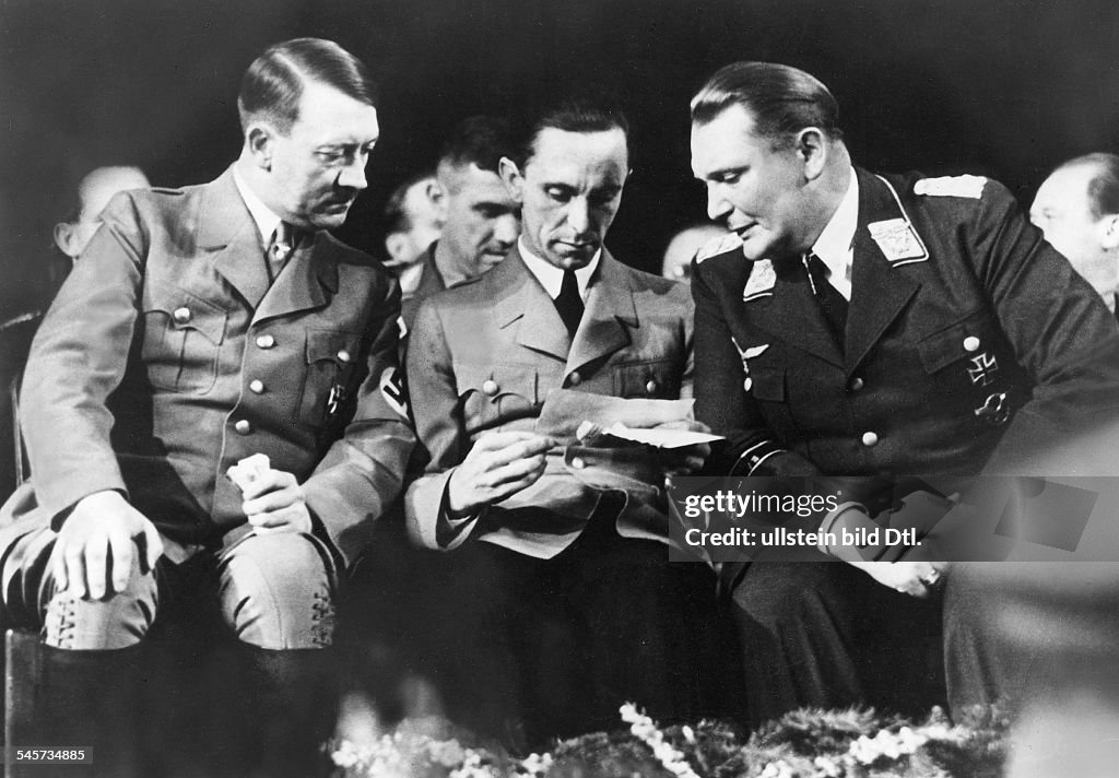 WHW - Eröffnung in der Deutschlandhalle in Berlin; Goebbels spricht