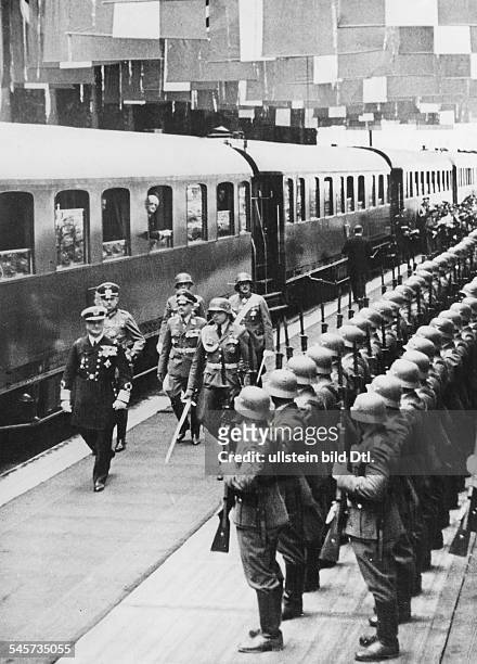 Foreign relations Germany/ Hungary: Miklos Horthy de Nagybanya arriving in Vienna, taking the salute by a guard of honour- - Photographer:...